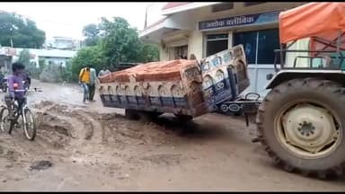 गुना नगर: हरीनंदन कॉलोनी में सीवर लाइन के लिए खोदी गई सड़क में ट्रैक्टर ट्रॉली फंसी, ट्रॉली पलटने से बाल-बाल बची