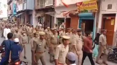 जौनपुर: कोतवाली से एसपी अजय पाल शर्मा के निर्देश पर त्योहारों के मद्देनजर सी ओ सिटी और नगर मजिस्ट्रेट ने पूरे शहर में किया भ्रमण