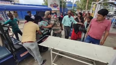 गोपालगंज: थावे रोड पर बस की चपेट में आने से बाइक सवार 4 लोग हुए घायल, इलाज के लिए सदर अस्पताल में भर्ती