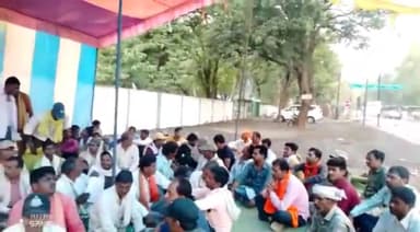 बांधवगढ़: ताला में वन विभाग दैनिक श्रमिक प्रकोष्ठ संघ के बैनर तले मांगों को लेकर सुरक्षा श्रमिक अनिश्चितकालीन धरने पर बैठे