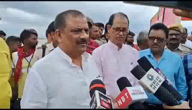 गोपालगंज: अहिरौली दान गंडक नदी के तटबंध को बिहार सरकार के जल संसाधन मंत्री संजय झा ने किया निरीक्षण गोपालगंज सांसद रहे मौजूद