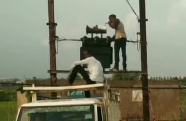 सिंगरौली: ग्राम पंचायत खुरमुचा में उत्पन्न विद्युत समस्या का मरम्मतीकरण कार्य करने पहुंचे विद्युत विभाग के कर्मचारी