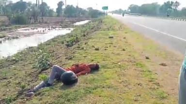 मऊरानीपुर: सकरार नेशनल हाईवे किनारे सड़क पर अचेत अवस्था में पड़ा मिला एक युवक, राहगीरों ने पहुंचाया अस्पताल