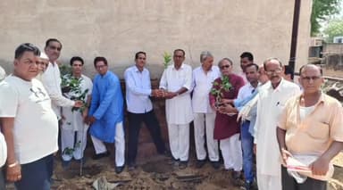 मलसीसर: भाजपा कार्यकर्ताओं ने सांसद के जन्मदिन पर मंडावा में 5 जगहों पर किया पौधारोपण