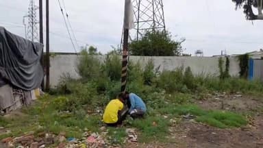 शामली: डीएम के आदेश पर जिले में कांवड़ मार्ग पर ट्रांसफार्मरों की बैरिकेडिंग व खंबों को प्लास्टिक से कवर करने का कार्य हुआ शुरू