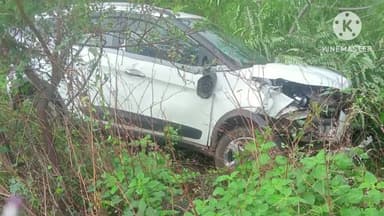 समुद्रपूर: भरधाव कारच्या धडकेत दुचाकीस्वार जागीच ठार; तिघेजण गंभीर जखमी, श्री क्षेत्र नारायणपूर येथील बसस्थानकावरील घटना