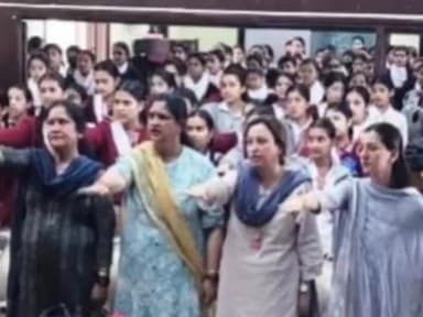 शिमला शहरी: राजकीय वरिष्ठ माध्यमिक पाठशाला लक्कड़ बाजार शिमला में नशीली दवाइयों के दुरुप्रयोग बारे किया जागरूक