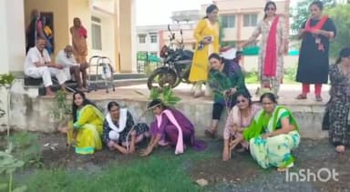 गुना नगर: दामिनी क्लब की महिलाओ ने कैंट वृद्ध आश्रम में बुजुर्गों का जाना हाल-चाल, सामग्री प्रदान कर वृद्ध आश्रम में किया पौधारोपण