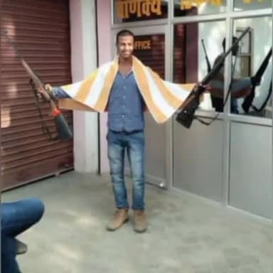 गोपालगंज: सुहागपुर गांव के युवक क़ो हथियार लहराना पड़ा महंगा SP के आदेश पर युवक के पास से 11गोलियों के साथ राइफल पुलिस ने किया जप्त