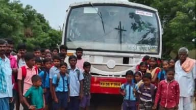 ಶಿರಹಟ್ಟಿ: ಸಮರ್ಪಕ ಸಾರಿಗೆ ವ್ಯವಸ್ಥೆ ಕಲ್ಪಿಸಲು ಆಗ್ರಹಿಸಿ ಬೆಳಗಟ್ಟಿ ಗ್ರಾಮದಲ್ಲಿ ಬಸ್ ತಡೆದ ವಿದ್ಯಾರ್ಥಿಗಳು