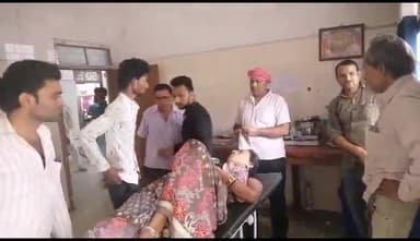 टीकमगढ़: दिगौड़ा थाना क्षेत्र अंतर्गत वीरऊ गांव के पास सड़क हादसे में एक महिला गंभीर रूप से हुई घायल, ज़िला अस्पताल में भर्ती