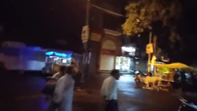 विदिशा बड़े बाजार में खंभों से नीचे करंट उतरने की घटनाएं किसी भी दिन हो सकता है बड़ा हादसा आसपास के लोग परेशान हैं