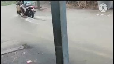 जलालगढ़: बारिश के कारण रेलवे गुमटी जलालगढ़ के समीप सड़क पर जलजमाव ।राहगीरों को हो रही परेशानी।