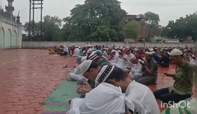 राघोगढ़: ईद-उल-अजहा पर जामा मस्जिद से राघोगढ़ मुस्लिम समाज ने नगर में जुलूस निकालकर ईदगाह में अदा की नमाज