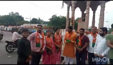 टीकमगढ़: टीकमगढ़ भाजपा महिला मोर्चा ने गांधी चौराहे पर मेडिकल कॉलेज मिलने को लेकर जाहिर की खुशी, एक-दूसरे को खिलाई मिठाई