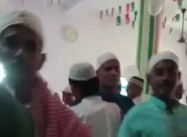 इसुआपुर: इसुआपुर, सहवा के आलावे प्रखंड के विभिन्न मस्जिदों में गुरुवार को बकरीद की नमाज अदा की गई।