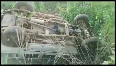 कांकेर: कांकेर भीरावाही चौक के पास नाला में गिरा बोलेरो वाहन चालक को आई हल्की चोट