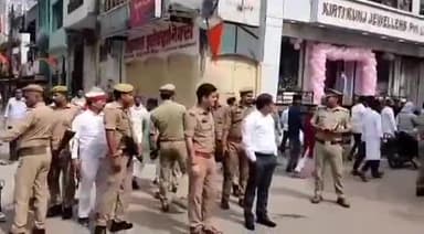 जौनपुर: शाही ईदगाह सहित पूरे शहर में जिलाधिकारी और पुलिस अधीक्षक ने बकरीद की नमाज के समय जगह-जगह किया भ्रमण