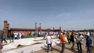 टेहरोली: टहरौली कस्बे के ईदगाह में शांति पूर्ण ढंग से अता की गई ईद उल अजहा की नवाज