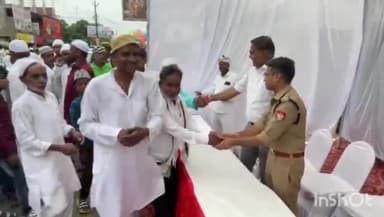 देेेवरिया: सुभाष चौक पर डीएम व एसपी ने नमाजदारो को दी ईद की बधाई, दिखा हिन्दू मुश्लिम भाई चारा