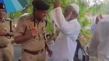 वाराणसी के लाट मस्जिद में मुस्लिम समुदाय के लोगों ने पुलिस कमिश्नर को माला पहनाकर दी बकरीद की बधाई