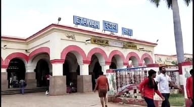 इटावा: पाता यार्ड में अवध एक्सप्रेस ट्रेन में यात्रा करते समय यात्री के।चोट लगने ज़वे हुआ घायल, RPF पुलिस ने पहुंचाया अस्पताल