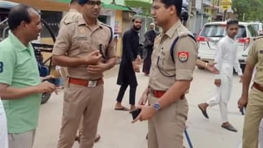 बलरामपुर: कोतवाली नगर क्षेत्र के ईदगाह एवं मस्जिद सहित अन्य क्षेत्रों में जिलाधिकारी एवं पुलिस अधीक्षक ने की पैदल गश्त