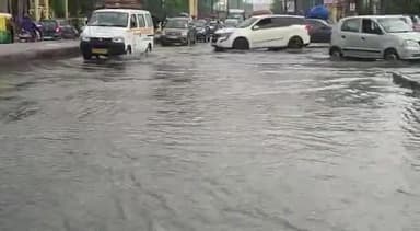 गाज़ियाबाद: जिले में चंद घंटे की बारिश में सड़कों पर भरा पानी, लोगों को आवाजाही में हो रही दिक्कत