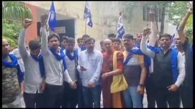 गाज़ियाबाद: चंद्रशेखर पर हुए हमले के बाद भीम आर्मी पार्टी के कार्यकर्ता और पदाधिकारियों ने राजनगर में प्रदर्शन कर दिया ज्ञापन