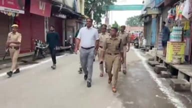 देेेवरिया: शहर के बकरीद को लेकर विभिन्न जगहों पे लगे पुलिस कर्मियों की ड्यूटी को डीएम एसपी ने किया चेक,दिए निर्देश