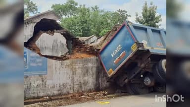 ଚମ୍ପୁଆ: ଫୁଲକଅଳେଇ ଗ୍ରାମରେ ଘର ଉପରେ ଆଉଜି ପଡ଼ିଲା ଚିପ୍ସ ବୋଝେଇ ହାଇୱା, ଭାଙ୍ଗିଲା ଘର