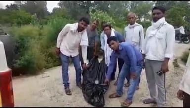 बदायूं: मोगर गांव में ट्रैक्टर-ट्रॉली पर चारा लादते समय ट्रॉली से गिरकर किसान की हुई मौत, पुलिस ने शव का पोस्टमार्टम कराया