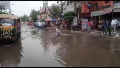 गाज़ियाबाद: इंदिरापुरम में बारिश के चलते हुई जलभराव की समस्या को लेकर नाव चलाकर लोगों ने किया विरोध प्रकट