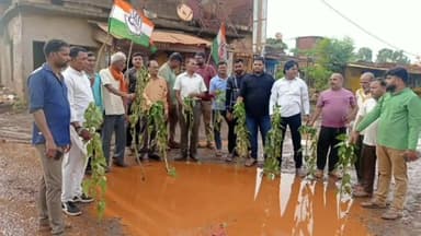 सिहोरा: पुरानी राष्ट्रीय राजमार्ग एनएच 7 में खस्ताहाल सड़क पर कांग्रेस जनों ने किया प्रदर्शन