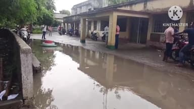 रामगढ़ चौक: बारिश से रामगढ़ चौक प्रखंड सह अंचल कार्यालय परिसर में जलजमाव, कार्यालय पहुंच रहे लोगों को हो रही परेशानी