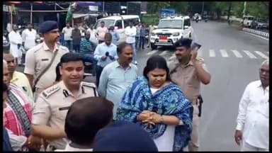 हज़ारीबाग: हूल दिवस के अवसर पर उपायुक्त व पुलिस अधीक्षक ने पीडब्ल्यूडी चौक अवस्थित सिद्धू कान्हु की प्रतिमा पर किया माल्यार्पण