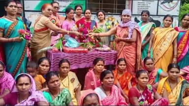 दुर्गुकोंदल: आंगनवाड़ी कार्यकर्ता एवं सहायिका द्वारा मानदेय बढ़ने पर लोहतर सेक्टर के ग्राम सिलपट में सम्मान समारोह किया गया आयोजित