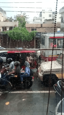 हरिद्वार: #haridwar_me_lag_jaam 
Aaj haridwar me barish hone ki bajah se haridwar old ranipur more par sadak jaam ho gayi