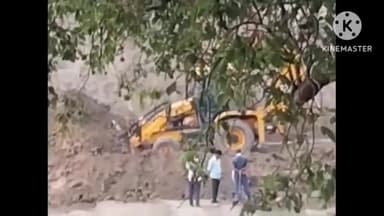 मौदहा: सायर पंचायत में अमृत सरोवर तालाब में मजदूरों की जगह जेसीबी से कराया जा रहा काम