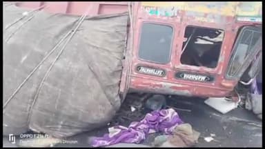 त्योंथर: तेज रफ्तार अनियंत्रित होकर एनएच 30 सोहागी में  मछली से लदा ट्रक पलटा...चालक की घटनास्थल पर ही हुई मौत , एक घायल