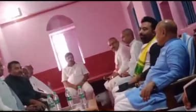 करपी: इचीपुर गांव पहुंच पूर्व केन्द्रीय मंत्री आर सी पी सिंह ने बच्चा बाबू के निधन पर परिजनों को दी सांत्वना