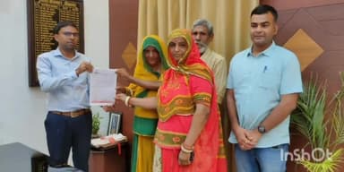 खाजूवाला: जिला कलेक्टर भगवती प्रसाद ने खाजूवाला निवासी परिवार को दिया पट्टा, परिवार ने खत्म किया धरना