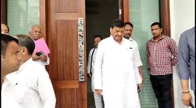 इटावा: चौगुर्जी आवास पर सपा महासचिव शिवपाल सिंह यादव ने जनता व कार्यकर्ताओं की समस्याओं को सुना