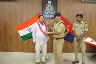 इटावा: पुलिस लाइन में एसएसपी ने सेवानिवृत्त हुए 3 पुलिसकर्मियों को शॉल ओढ़ाकर व प्रतीक चिन्ह देकर दी विदाई