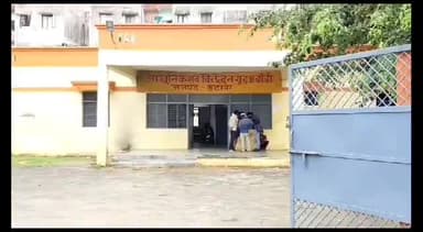 इटावा: तमेरी गांव में अज्ञात कारणों के चलते व्यक्ति की हुई मौत, पुलिस ने करवाया शव का पोस्टमॉर्टम