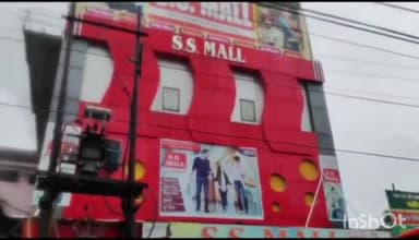 देेेवरिया: रामलीला मैदान स्थित S.S. मॉल मे संदिग्ध परिस्थितियों मे लगी आग, आग बुझाने मे लगे दमकल कर्मचारी