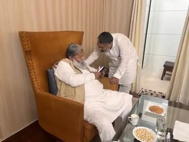 यमुनानगर गौरवशाली भारत रैली शिरकत करने पहुंचे गृह मंत्री अनिल विज व पूर्व पार्षद मोजी सेठी शहर के क्राइम के बारे चर्चा