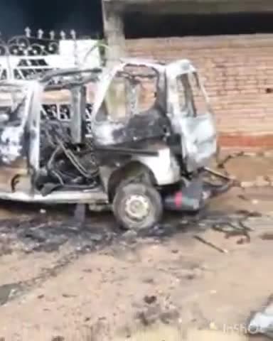 पिछोर रोड पर घर के बाहर खड़ी इको कार में लगी आग हुआ धमाका दूर जा गिरे गाड़ी के छत और गेट