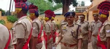 बदायूं: वरिष्ठ पुलिस अधीक्षक ने पुलिस परेड ग्राउंड परेड की सलामी ली और परेड का निरीक्षण किया
