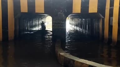 बीना: सागर फाटक के पास रेलवे अंडर ब्रिज में पानी भरे होने का मामला, खबर दिखाए जाने के बाद पानी खाली करवाने पहुंचे रेल अधिकार